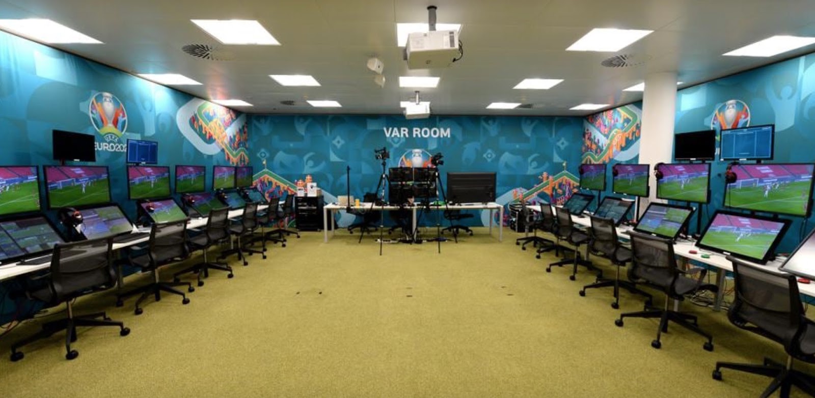 VAR là gì? Ảnh hưởng tích cực và tranh cãi từ công nghệ video hỗ trợ trọng tài VAR là gì? Ảnh hưởng tích cực và tranh cãi từ công nghệ video hỗ trợ trọng tài